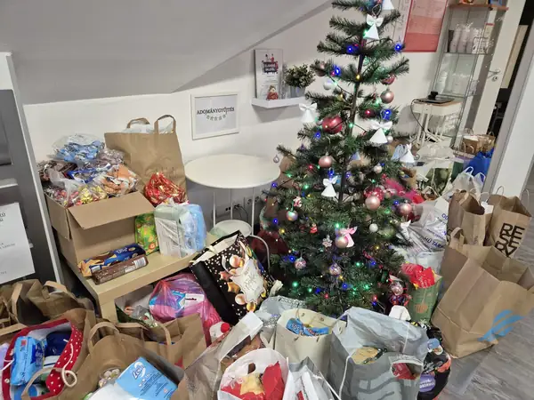 Adventi adománygyűjtés: adományok a karácsonyfa alatt