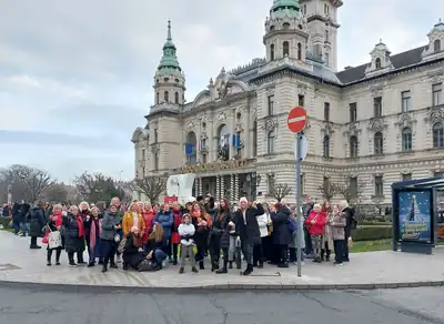 Adventi buszos kirándulás 2025: csoportkép a győri városháza előtt