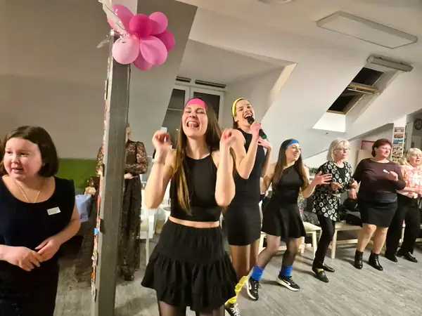 Nőnapi bál: közös tánc a teremben