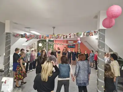 Nőnapi bál a Korallban: közös tánc és beszélgetés