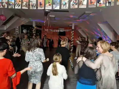 Nőnapi bál a Korallban: közös tánc és beszélgetés