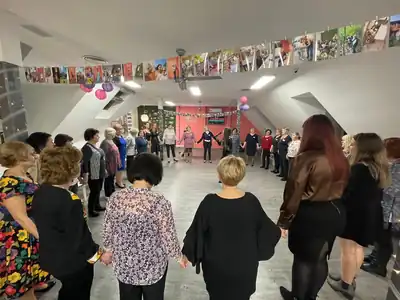 Nőnapi bál a Korallban: közös tánc és beszélgetés