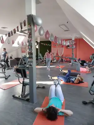Nőnapi bál a Korallban: közös tánc és beszélgetés