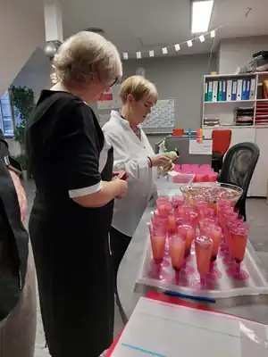 Nőnapi bál a Korallban: közös tánc és beszélgetés