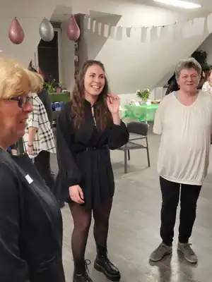 Nőnapi bál a Korallban: közös tánc és beszélgetés