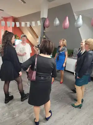 Nőnapi bál a Korallban: közös tánc és beszélgetés