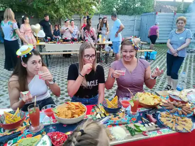 Tex-mex bográcsparti: a csapatok terített asztalai és ételei