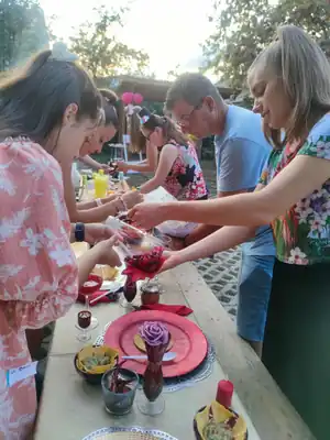 Tex-mex bográcsparti: vendégeink főzés és kóstolás közben