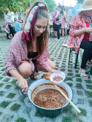 Tex-mex bográcsparti: vendégeink főzés és kóstolás közben