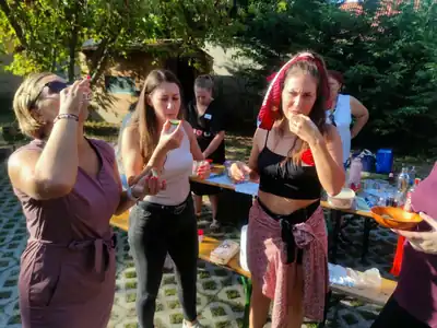 Tex-mex bográcsparti: vendégeink főzés és kóstolás közben