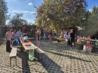 Tex-mex bográcsparti a Korall belső udvarán