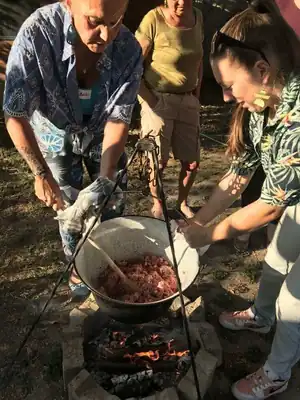 Tex-mex bográcsparti a Korall belső udvarán
