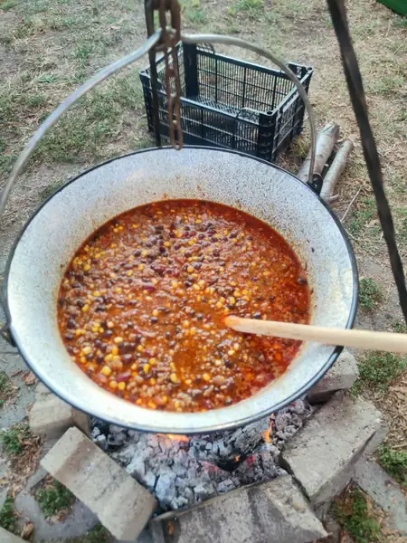 Bográcsparti: rotyog a chilis bab a bográcsban