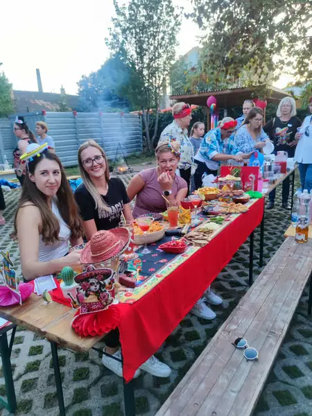 Bográcsparti: megterített, színes tex-mex asztal