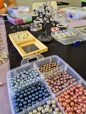 Adventi karkötőfűzés a Korallban, ásványokból