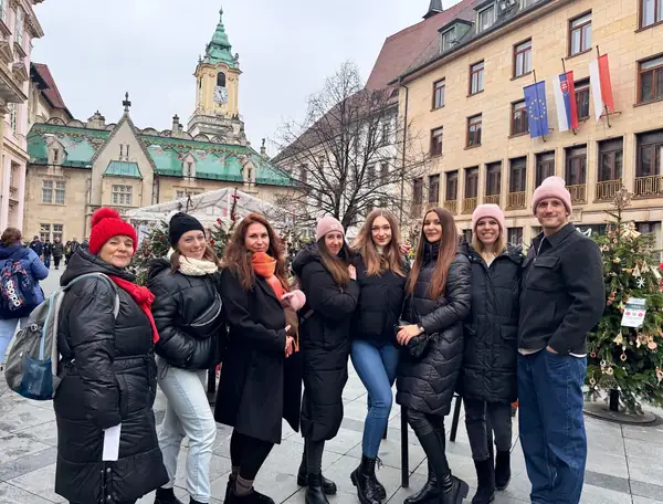 Kirándulók csoportja Győr belvárosában