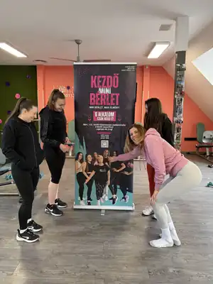 Nőnapi kitelepülés: virágosztás és szerencsekerék Csepelen