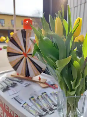 Nőnapi kitelepülés: virágosztás és szerencsekerék Csepelen