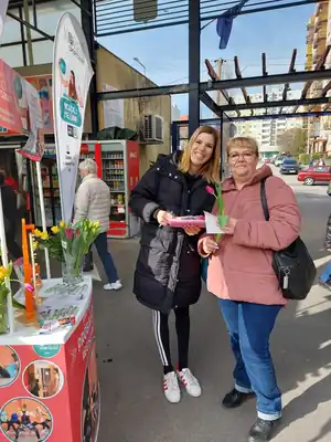 Nőnapi kitelepülés: virágosztás és szerencsekerék Csepelen