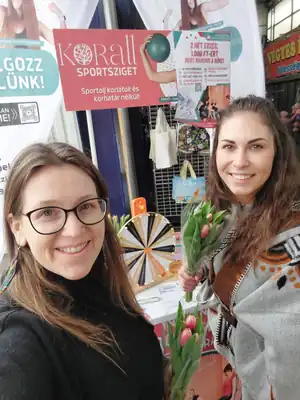 Nőnapi kitelepülés: virágosztás és szerencsekerék Csepelen