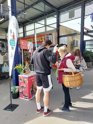 Nőnapi kitelepülés: virágosztás és szerencsekerék Csepelen