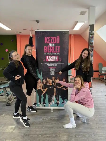 A csapat a Kezdő MINI Bérlet plakátjával