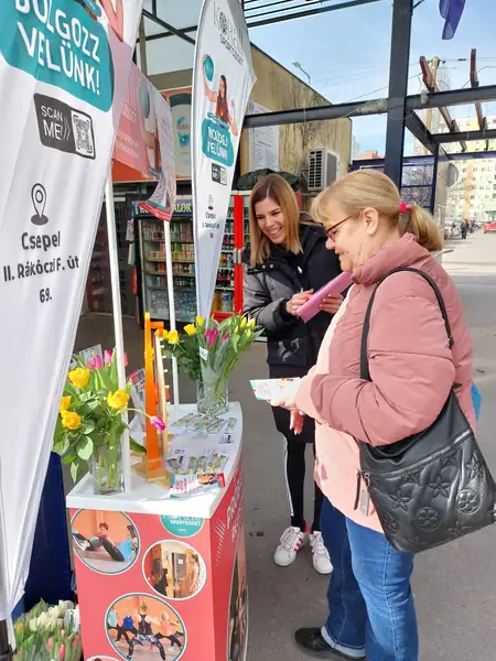 Nőnapi virágosztás a csepeli piacon