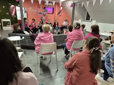 Pink Október 2025: kerekasztal-beszélgetés a Korallban