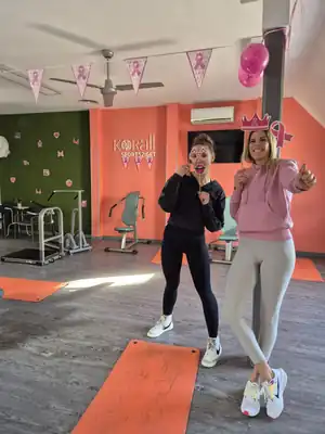 Pink Október 2025: pink edzések és fotófal a Korallban