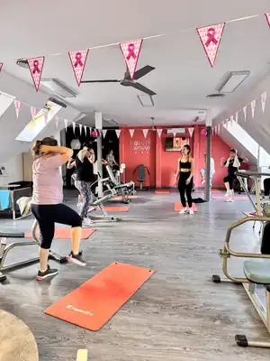 Pink Október 2025: pink edzések és fotófal a Korallban