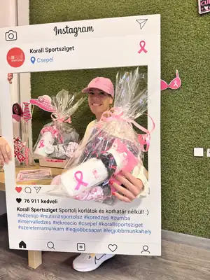 Pink Október 2025: pink edzések és fotófal a Korallban