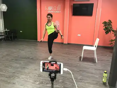 Pink Október 2025: pink edzések és fotófal a Korallban