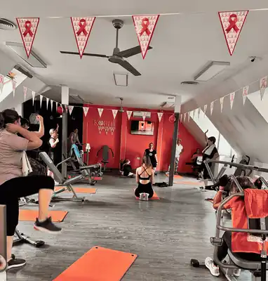 Pink Október 2025: pink edzések és fotófal a Korallban