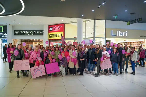 Pink Október: csoportkép a Csepel Plázában