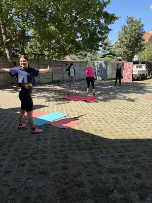 Szabadtéri edzés az udvaron: KORCE Ágival