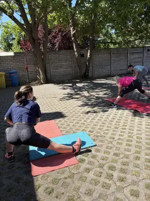 Szabadtéri edzés az udvaron: KORCE Ágival