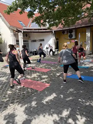 Szabadtéri edzés az udvaron: has-láb-popsi Brigivel