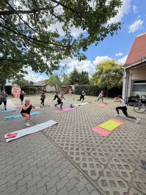 Szabadtéri edzés az udvaron: has-láb-popsi Brigivel