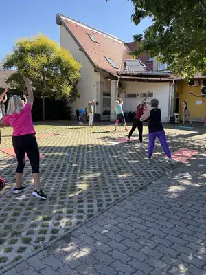 Szabadtéri edzést tart egy edzőnk