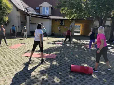 Szabadtéri edzés az udvaron: felsőtest-erősítés Kittivel