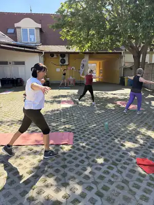 Szabadtéri edzés az udvaron: felsőtest-erősítés Kittivel