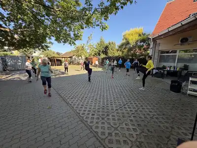 Szabadtéri edzés az udvaron: napindító edzés Nórival