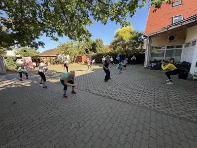 Szabadtéri edzés az udvaron: napindító edzés Nórival
