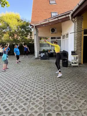 Szabadtéri edzés az udvaron: napindító edzés Nórival