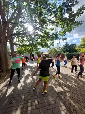 Szabadtéri edzés az udvaron: Zumba T. Krisztivel