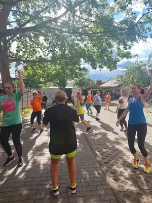 Szabadtéri edzés az udvaron: Zumba T. Krisztivel