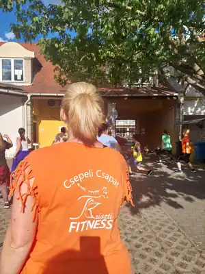 Szabadtéri edzés az udvaron: Zumba T. Krisztivel
