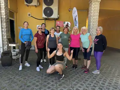 Szabadtéri edzés az udvaron: Zumba T. Krisztivel