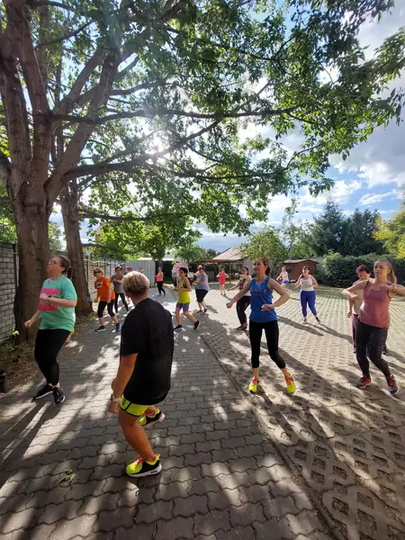 Szabadtéri edzés a Korall Sportsziget udvarán