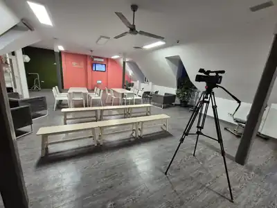 Az emeleti terem rendezvényen, órán és workshopon